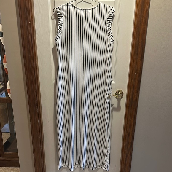 Casual White and Navy Sleeveless Sheath Maxi Dress - Picture 6 of 6